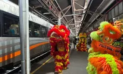Sambut Tahun Baru Imlek, atraksi Barongsai hibur pelanggan KA di Stasiun Semarang Tawang