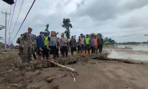 Jalur Kebonagung–Gubug terputus akibat tanggul Sungai Tuntang jebol Jalur Kebonagung–Gubug terputus akibat tanggul Sungai Tuntang jebol