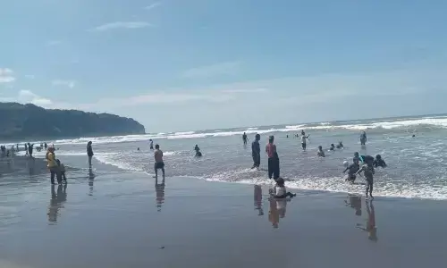 SAR Parangtritis ingatkan wisatawan tak bermain air ke tengah pantai