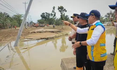 Tanggul Tuntang jebol, jalur Semarang-Grobogan lumpuh total