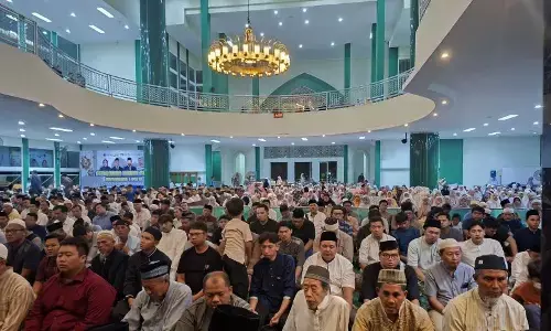 Ratusan umat Muslim di Semarang ikuti Shalat Tarawih perdana