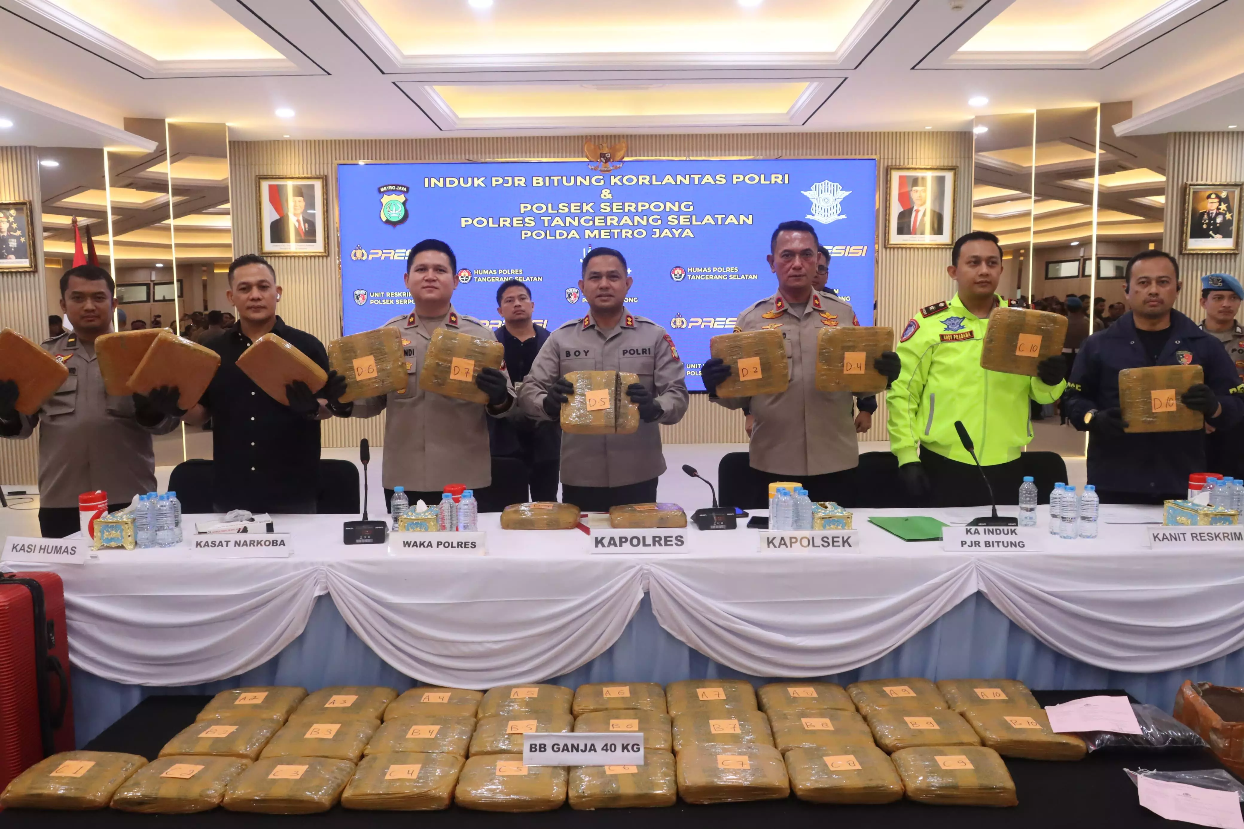 Polisi gagalkan pengiriman 40 kg ganja lintas provinsi di Tol Bitung–Serpong Polisi gagalkan pengiriman 40 kg ganja lintas provinsi di Tol Bitung–Serpong