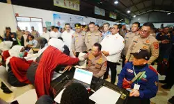 Kapolri ikut donor darah saat hadiri Baksos HUT ke-53 Buruh KSPSI Kapolri ikut donor darah saat hadiri Baksos HUT ke-53 Buruh KSPSI