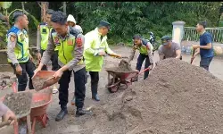 Polri dan warga gotong royong bangun jembatan presisi di Desa Kebandaran