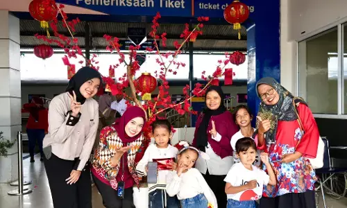 Semarak Imlek, KAI Divre II Sumbar apresiasi pelanggan dengan souvenir dan nuansa kebahagiaan Semarak Imlek, KAI Divre II Sumbar apresiasi pelanggan dengan souvenir dan nuansa kebahagiaan