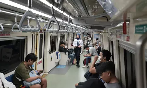 Selama Ramadan, pengguna LRT Jabodebek boleh buka puasa di kereta hingga pukul 19.00 WIB