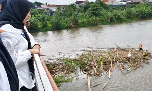 Petugas gabungan bersihkan sampah bambu di kaki Jembatan Lama Kediri