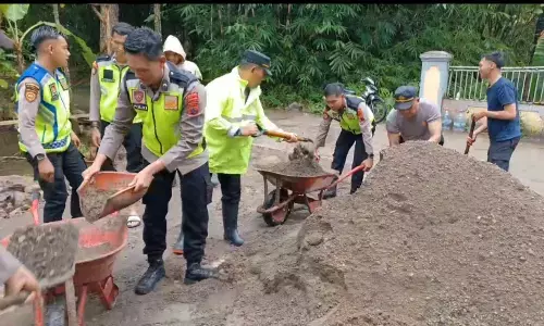 Polri dan warga gotong royong bangun jembatan presisi di Desa Kebandaran