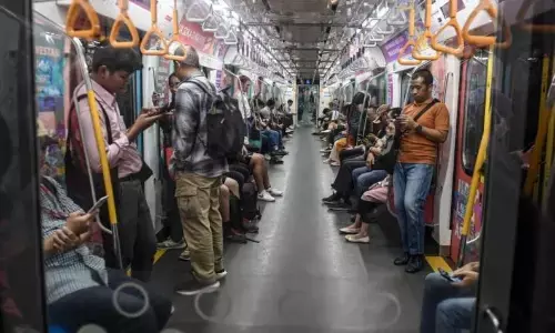 Penumpang MRT Jakarta boleh minum dan makan kurma usai adzan Maghrib Penumpang MRT Jakarta boleh minum dan makan kurma usai adzan Maghrib