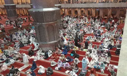 Jamaah berbondong-bondong tarawih pertama Ramadhan di Masjid Istiqlal Jamaah berbondong-bondong tarawih pertama Ramadhan di Masjid Istiqlal