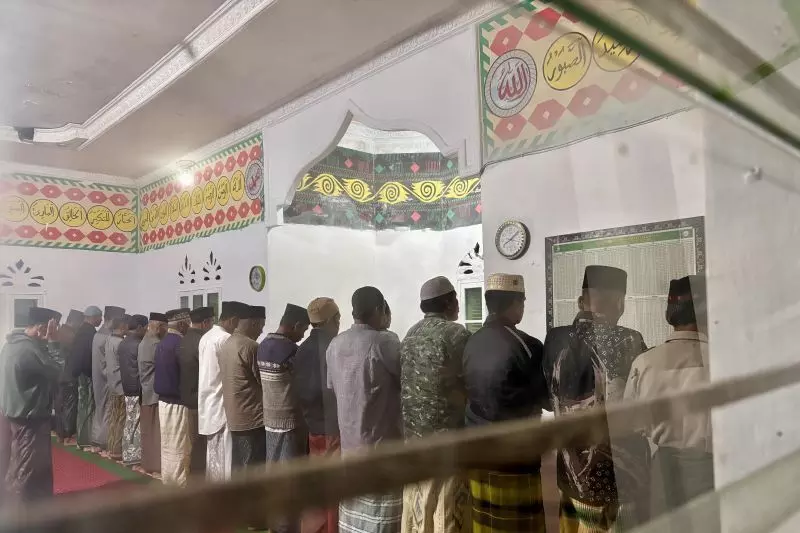 Penyintas bencana di Lut Tawar jalani tarawih perdana Penyintas bencana di Lut Tawar jalani tarawih perdana