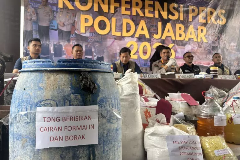 Polda Jabar bongkar pabrik mie mengandung formalin dan boraks di Garut Polda Jabar bongkar pabrik mie mengandung formalin dan boraks di Garut