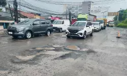 Warga Bekasi minta Pemprov Jabar segera perbaiki Jl. KH Mamun Nawawi Warga Bekasi minta Pemprov Jabar segera perbaiki Jl. KH Mamun Nawawi