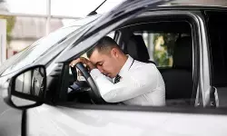 Bahaya microsleep saat berkendara dan cara mengatasinya