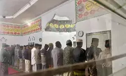Penyintas bencana di Lut Tawar jalani tarawih perdana Penyintas bencana di Lut Tawar jalani tarawih perdana