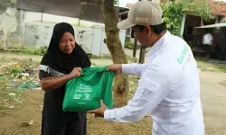 BAZNAS RI salurkan paket logistik dan santunan bagi keluarga prasejahtera di Kota Tangerang