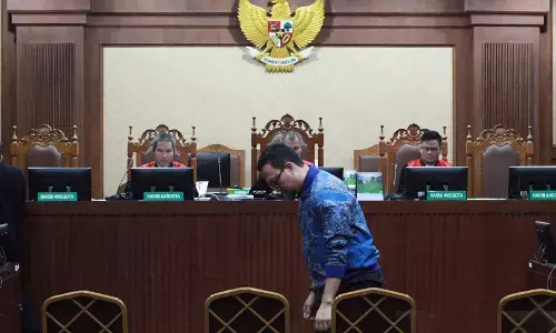 Tiga terdakwa perintangan kasus korupsi dituntut 8–10 tahun penjara