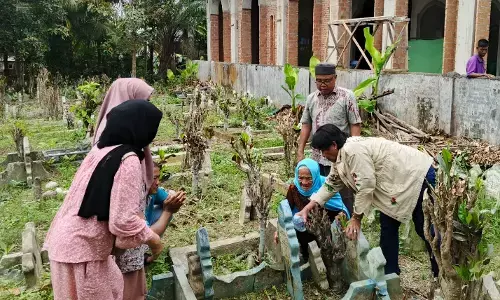 Tradisi ziarah kubur jelang Ramadan, warga Langkat sambangi TPU