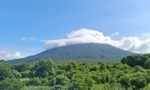Gunung Lewotolok di Lembata erupsi 871 kali dalam sepekan Gunung Lewotolok di Lembata erupsi 871 kali dalam sepekan
