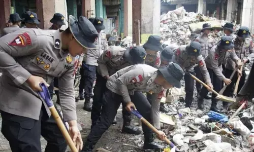 Polda Metro Jaya ajak warga jadikan bersih lingkungan sebagai budaya Polda Metro Jaya ajak warga jadikan bersih lingkungan sebagai budaya
