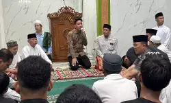 Wapres Gibran salat tarawih di Masjid permukiman padat manggarai