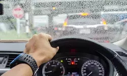 Mudik saat hujan deras? Ini tips aman berkendara mobil jarak jauh