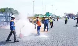 Perkuat K3, PT Terminal Petikemas Surabaya gelar simulasi penanganan kebocoran dan kebakaran barang berbahaya Perkuat K3, PT Terminal Petikemas Surabaya gelar simulasi penanganan kebocoran dan kebakaran barang berbahaya