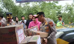 Kapolres dan Bhayangkari Cabang Tegal serahkan bansos untuk korban bencana Padasari