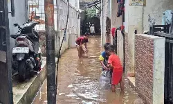 Warga Cipulir tak sempat sahur karena selamatkan barang saat banjir