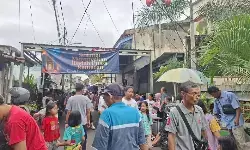 Warga Bidara Cina tetap berburu takjil di tengah musibah banjir