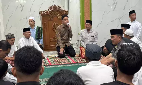 Wapres Gibran salat tarawih di Masjid permukiman padat manggarai