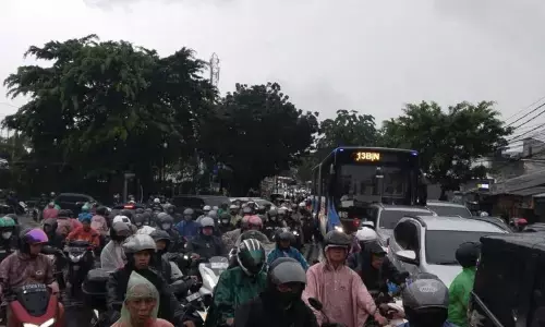Transjakarta koridor 13 terlambat pada Jumat pagi akibat banjir