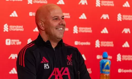 Arne Slot tegaskan sepak bola harus berbuat lebih untuk lawan rasisme