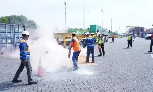 Perkuat K3, PT Terminal Petikemas Surabaya gelar simulasi penanganan kebocoran dan kebakaran barang berbahaya