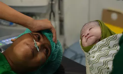 Kelahiran bayi perempuan pertama di Kapal dr. Lie Dharmawan bayan peduli