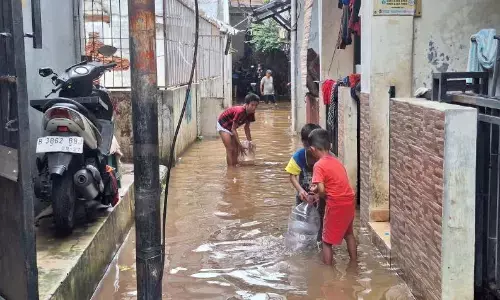 Warga Cipulir tak sempat sahur karena selamatkan barang saat banjir