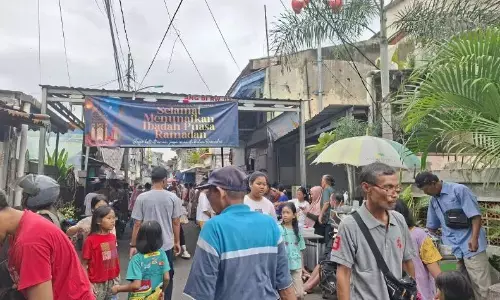 Warga Bidara Cina tetap berburu takjil di tengah musibah banjir