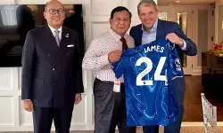 Prabowo terima jersey Chelsea bertanda tangan Reece James dari Boehly