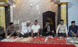 Wali Kota Tegal sapa warga usai salat Tarawih di Masjid Nurul Hidayah Debong Kulon