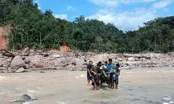 Warga Desa Sibio-bio Tapteng masih terisolir akibt jembatan putus Warga Desa Sibio-bio Tapteng masih terisolir akibt jembatan putus