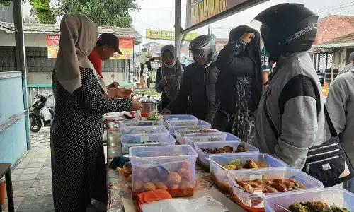 Warga Majalengka berburu menu rumahan di bulan Ramadan