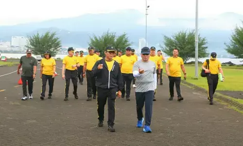 Ratusan personel Polda Sulut kembali bersihkan pinggiran pantai di Kawasan Megamas