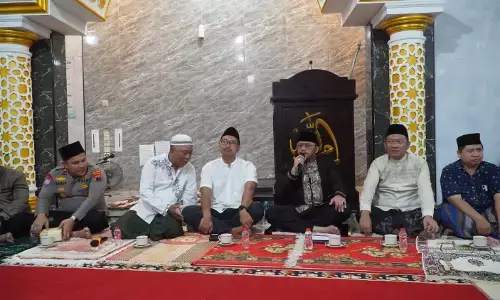 Wali Kota Tegal sapa warga usai salat Tarawih di Masjid Nurul Hidayah Debong Kulon