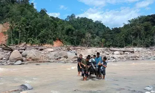 Warga Desa Sibio-bio Tapteng masih terisolir akibt jembatan putus