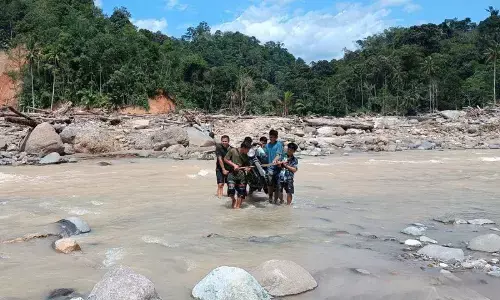 Warga Desa Sibio-bio Tapteng masih terisolir akibt jembatan putus