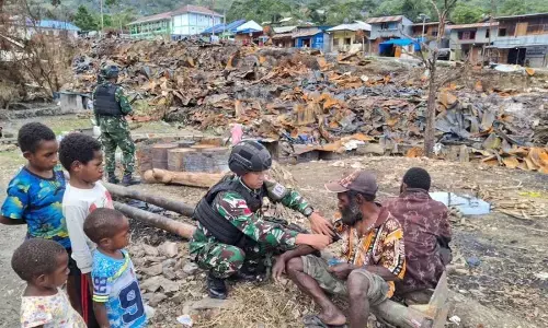 Satgas 511/DY lakukan pemeriksaan kesehatan korban kebakaran Tolikara