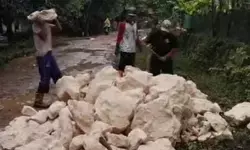 Warga Muaragembong Bekasi perbaiki jalan rusak swadaya