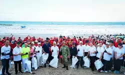 Pemkab Badung bersihkan sampah di Pantai Kuta