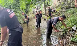 Satbrimob Polda Jateng serentak kerja bakti pulihkan kebersihan sungai dan taman kota Satbrimob Polda Jateng serentak kerja bakti pulihkan kebersihan sungai dan taman kota