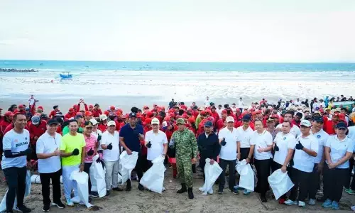 Pemkab Badung bersihkan sampah di Pantai Kuta